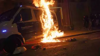 Furgón de la Guardia Urbana de Barcelona quemado durante las protestas por el encarcelamiento del rapero Hasel.