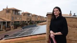 Nuria Samper con la instalación de placas renovables de su unifamiliar.