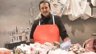 Pedro Navarro, detrás del mostrador de su pescadería, bien surtido de ejemplares de skrei.