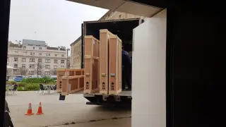 El camión con las cajas aparcado en las puertas del Museo de Lérida.
