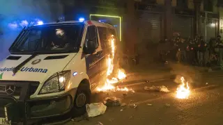 El grupo violento incendió una furgoneta con un policía dentro durante las protestas en Barcelona contra la encarcelación de Pablo Hasel.