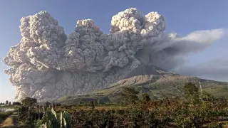 El volcán indonesio Sinabung emite una columna de humo de 5.000 metros.