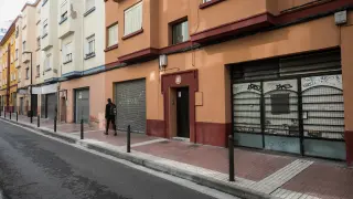Locales comerciales sin uso en una calle de la capital aragonesa.