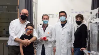Dos científicos aragoneses han creado la iniciativa 'Grullas Contra el Cáncer' con el objetivo de apoyar la investigación oncológica.