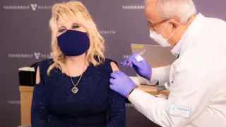 Dolly Parton recibiendo su dosis contra la covid-19