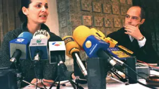Nevenka Fernández, en la rueda de prensa donde denunció estar siendo acosada.