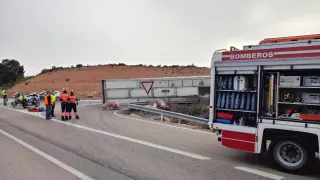 Una imagen del accidente de un camión entre Valderrobres y Arnes.