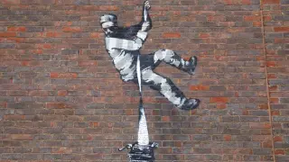 Mural de Banksy en la prisión inglesa de Reading.