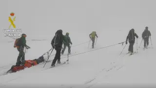 Los guardias portearon a la esquiadora en una camilla ante la imposibilidad de que la evacuara el helicóptero.