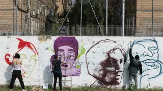 Pintan en el barrio de Torrero la replica del mural feminista que generó polémica en Madrid.