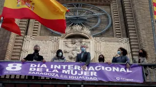 El Ayuntamiento de Zaragoza coloca pancarta de apoyo al Día de la Mujer