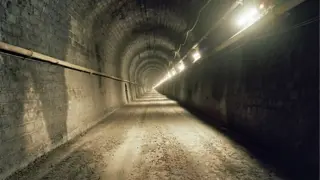 La vía del túnel ferroviario del Somport está cubierta de zahorra para el paso de vehículos de mantenimiento y emergencia.