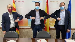 Luis Domínguez, Daniel Gracia y Fernando Torres, concejal, presidente de la Comarca y alcalde de Barbastro