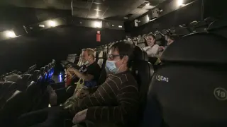 El público, con mascarillas, en una sesión en los cines de Puerto Venecia.
