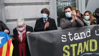 Carles Puigdemont se une a una protesta por la decisión del Parlamento Europeo.