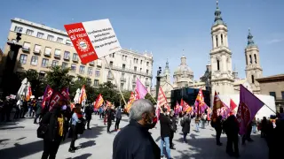 UGT y CC. OO. han vuelto a protagonizar hoy una concentración de 150 delegados sindicales ante la Delegación del Gobierno en Aragón para exigir la subida del salario mínimo y la derogación de la reforma laboral y de las pensiones