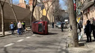 Vuelco de un vehículo en la calle de Alfonso V de Zaragoza