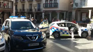 Patrulla de la Policía Nacional en la plaza del Torico de Teruel.