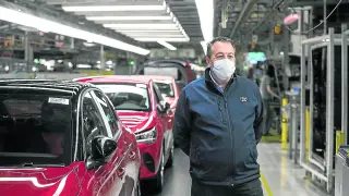 Juan Antonio Muñoz Codina, ayer en la línea de montaje de la factoría de Figueruelas.