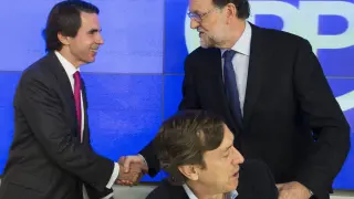 Mariano Rajoy saluda a José María Aznar, en una imagen de 2015