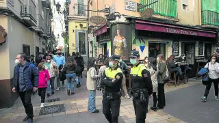 13.00. EN EL VERMÚ. Varios grupos de agentes de la Policía Local se desplegaron por la zona desde la doce del mediodía.
