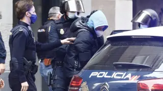 La Policía Nacional detuvo a este presunto miembro de los DDP en el barrio de San José de Zaragoza
