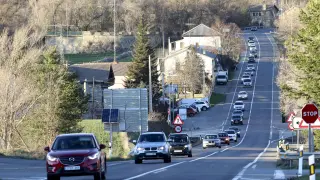Tráfico intenso desde el Pirineo este domingo por la tarde en la N-330, a la altura de Hostal de Ipiés.