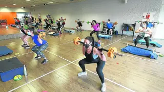 Un grupo de personas realiza deporte en la sala de un gimnasio de Valladolid.