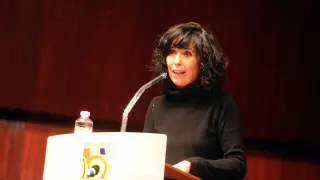 Edurne Portela durante la conferencia impartida en la Diputación de Huesca.