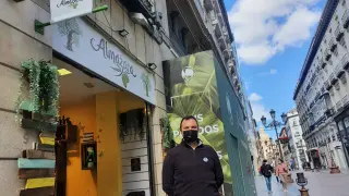 La tienda de encurtidos Almazara, con su impulsor, en la calle Alfonso