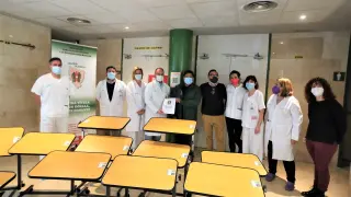 La Asociación Alcer-Huesca entrega al Hospital Universitario San Jorge de Huesca  12 mesas auxiliares para la sala de hemodiálisis