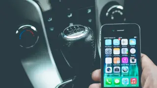 Usar el móvil en el coche mientras se conduce está prohibido