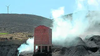 La intensa humareda surge del yacimiento de carbón incendiado en la antigua mina.