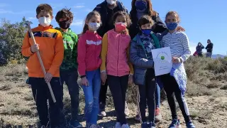 Algunos de los alumnos de Aínsa que han participado en la plantación de las carrascas.