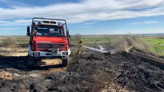 Bomberos del SPEIS del parque de Sariñena han sofocado un incendio agrícola entre San Lorenzo del Flumen y Alberuela de Tubo.