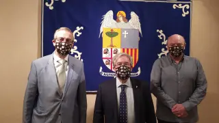 Integrantes del Foro B 21 entregasn las 4.500 firmas en el Gobierno de Aragón