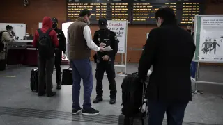 Controles policiales en la estación de Atocha antes del puente de San José