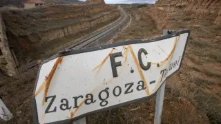 Señal de tráfico en la línea de tren Zaragoza-Teruel-Sagunto.