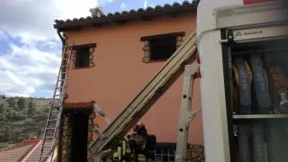 Intervención de los bomberos en la vivienda de El Vallecillo.