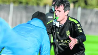 Pacheta, tensionado, durante un entrenamiento con la SD Huesca.