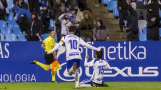 Buff celebra su gol de falta ante el Lugo, con la llegada de Javi Ros por detrás para abrazarle, hace ya más de 3 años en La Romareda. Fue el último visto de golpe franco en Zaragoza.