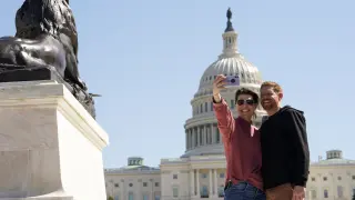 Heather Kane y Jesse Beldon, de Rhode Island, se hacen un selfi frente a un Capitolio sin vallas.