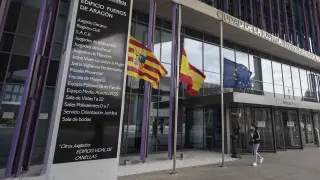 Banderas a media asta en la Ciudad de la Justicia de Zaragoza por la pandemia del coronavirus. gsc
