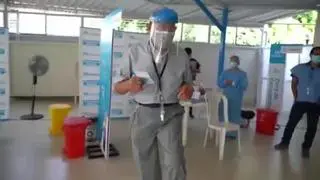José Luis Macedo exhibe sus dotes de bailarín tras recibir su primera dosis de la vacuna de Pfizer