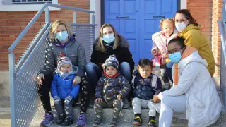 Mikel, Kilian, Nayara y Manuel, junto a sus madres, en la puerta de la nueva escuela infantil.