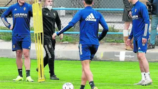 Álex Alegría (por completo de espaldas), Iván Azón y Haris Vuckic durante un reciente entrenamiento