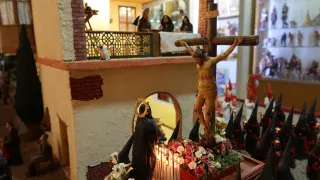 La asociación belenista de Monzón invita a conocer esta Semana Santa la procesión del Santo Entierro en figuritas.