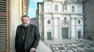 Carlos Escribano, en las dependencias del Arzobispado, con la Seo al fondo.