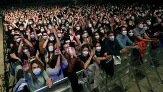 Una imagen de los asistentes al concierto, agrupados y con mascarillas.