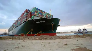 El barco Ever Given en el canal de Suez